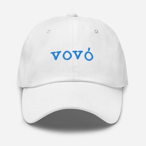 以下が含まれることがあります： 前面に青い刺繍で「VOVO」と刺繍された白い野球帽