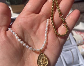 Collar de oro de 18k con espigas de trigo y perlas de agua dulce, acero inoxidable PVD, apilable, tendencias de primavera, joyería de estilo vintage.