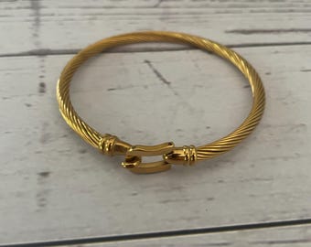 Pulsera rígida con cierre de hebilla de oro de 18k