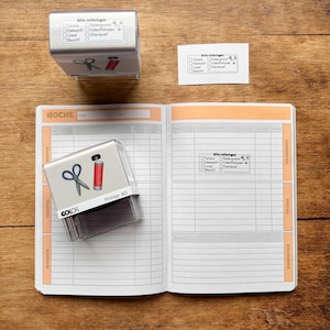 Könnte beinhalten: Ein weißer und grauer Stempel mit dem Text "Bitte mitbringen" und einer Checkliste mit Schulsachen wie Schere, Klebestift, Bleistift, Lineal und Radiergummi. Der Stempel befindet sich auf einem weißen und orangefarbenen Notizbuch mit dem Wort "WOCHE" oben.