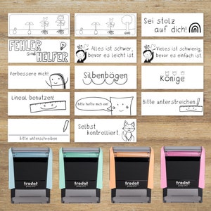 Könnte beinhalten: Ein Set aus zehn bunten Stempeln mit schwarzen Stempelkissen. Die Stempel zeigen verschiedene motivierende Sprüche auf Deutsch, wie z.B. "Fehler sind Helfer" und "Sei stolz auf dich!"