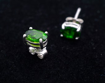 Semplici orecchini a bottone in diopside, argento sterling 925, borchie con pietre preziose verdi da 6 x 4 mm, orecchini delicati in diopside cromato, regalo per lei