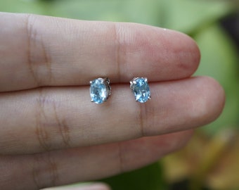 Pendientes de topacio azul en plata de ley 925. Delicadas joyas con piedras preciosas azules. Pendientes minimalistas con un toque llamativo.
