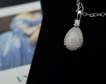 Zierliche äthiopische Opalhalskette, minimalistisches Opalschmuck Geschenk für sie, einfacher Opalanhänger, zarte Halskette für Frauen
