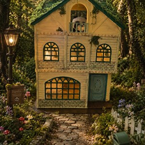 K&ouml;nnte beinhalten: Ein skurriles, zweist&ouml;ckiges Panda-Haus mit gr&uuml;nem Dach und Bogenfenstern. Das Haus liegt in einem &uuml;ppigen Garten mit einem Steinweg, Blumen und einer Vintage-Laterne. Ein Panda ist auf dem Balkon zu sehen.