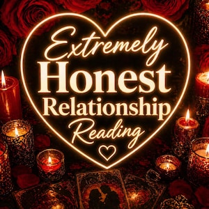 Könnte beinhalten: Ein leuchtendes herzförmiges Schild mit der Aufschrift "Extremely Honest Relationship Reading" ist von roten Rosen und brennenden Kerzen umgeben. Tarotkarten mit einer Silhouette eines Paares sind sichtbar.