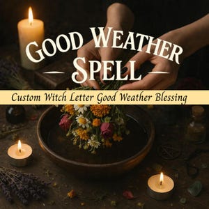 Könnte beinhalten: Ein Stillleben mit einer Holzschale mit Blumen, Kerzen und dem Text "GOOD WEATHER SPELL". Das Bild zeigt einen Blumenstrauß, brennende Kerzen und den Text "Custom Witch Letter Good Weather Blessing".