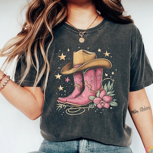 Vintage Western Cowboy T-Shirt, Retro Alien UFO Graphic Tee, Western Desert Horse Rider Shirt, Boho Grunge Aesthetic Graphic Tee for Women