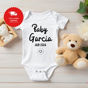 Personalisierte Baby Ankündigung Onesie® - Benutzerdefinierte Neugeborenen Body - Niedliches Baby Reveal Outfit - Neugeborenen Geschenk - Niedliches Babyshower Geschenk