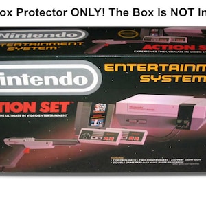 Op de afbeelding: Een zwart-witte doos voor de Nintendo Entertainment System Action Set. De doos heeft het Nintendo-logo, de woorden "Action Set" en "Experience the Ultimate in Video Entertainment". De doos bevat afbeeldingen van de NES-console, twee controllers, een Zapper-lichtgeweer en een gamecartridge.
