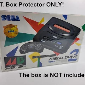 Può includere: Un proteggi scatola in acrilico trasparente per una console per videogiochi Sega Mega Drive a 16 bit. Il proteggi scatola è mostrato su una scatola Sega Mega Drive colorata con il testo "P.E.T. Box Protector ONLY!" e "The box is NOT included!"