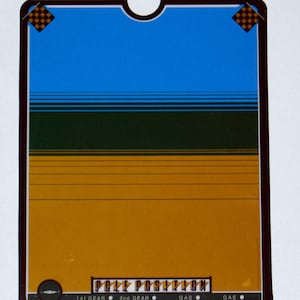 Puede incluir: Un tablero de juego de plástico marrón y negro con fondo azul, verde y amarillo. El tablero tiene un diseño de bandera a cuadros en las esquinas superiores y el texto "POLE POSITION" en la parte inferior central. El tablero tiene etiquetas para "1st GEAR", "2nd GEAR", "GAS" y "GAS".