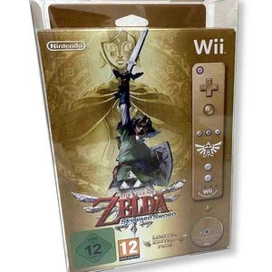 Op de afbeelding: Een transparante plastic boxprotector voor een Nintendo Wii-videospel. De doos heeft een gouden achtergrond met een afbeelding van Link uit The Legend of Zelda: Skyward Sword. De tekst "P.E.T. Box Protector ONLY!" staat bovenaan de doos gedrukt. De tekst "Box / Hardware NOT Included!" staat onderaan de doos gedrukt.