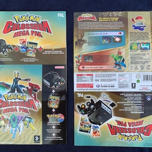 Puede incluir: Un pack para el videojuego Pokemon Colosseum para Nintendo GameCube. El pack incluye el juego, una tarjeta de memoria, un mando de GameCube y un cable Game Boy Advance. La caja es amarilla y presenta imágenes de personajes Pokemon.