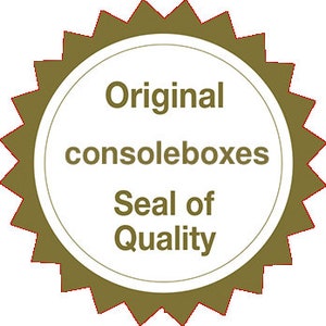Puede incluir: Un sello de estrella dorada con el texto "Original consoleboxes Seal of Quality" en marrón.