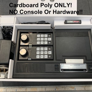 Wewnętrzna część konsoli wykonana z „poli”/styropianu, zamienna z tektury do ColecoVision