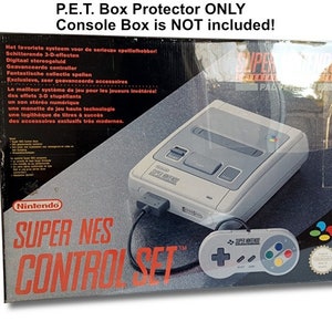 Könnte beinhalten: Eine graue Super Nintendo Entertainment System (SNES) Konsole mit einem grauen Controller und einem schwarzen Kabel. Die Konsole befindet sich in einer durchsichtigen Plastikbox mit einem weißen und roten Etikett, auf dem "Super NES Control Set" steht. Die Box enthält auch Text in Französisch und Niederländisch. Die Box ist mit "P.E.T. Box Protector ONLY Console Box is NOT included!" beschriftet.