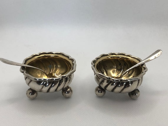 Gewürzgefäße Pfeffer und Salz mit Löffelchen, 800 Silber, signiert Ed. Wollenweber München, um 1900, Deutschland