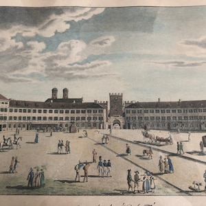 Può includere: Un'incisione antica colorata a mano che rappresenta un grande edificio con un cortile. L'edificio ha un ingresso centrale ad arco ed è circondato da una recinzione. Ci sono molte persone e carrozze nel cortile.