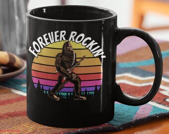 Tazza da caffè nera Bigfoot Forever Rockin' - Chitarrista Sasquatch