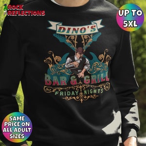 Puede incluir: Sudadera negra con un diseño gráfico de un hombre tocando la guitarra frente a un bar con el texto "Dino's Bar & Grill Friday Nights".