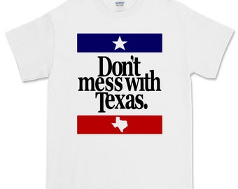 Könnte beinhalten: Weißes T-Shirt mit einem blauen und roten Texas-Flaggen-Design. Der Text "Don't mess with Texas." ist in Schwarz auf dem Shirt gedruckt.