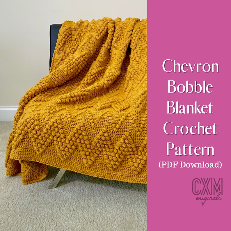 Puede incluir: Una manta de crochet de color amarillo mostaza con un patr&oacute;n de punto de chevron y bobble. La manta est&aacute; drapeada sobre una silla negra. El texto "Chevron Bobble Blanket Crochet Pattern (PDF Download) CXM originals" est&aacute; en la esquina inferior derecha de la imagen.