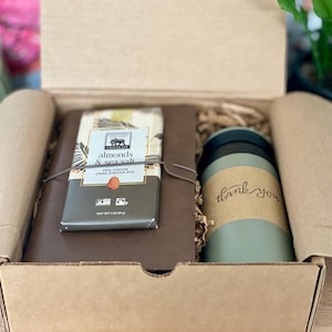 Hygge Gift Box | Pakiet pielęgnacyjny z oprawionym w skórę dziennikiem, kubkiem ze stali nierdzewnej i tabliczką czekolady fair trade | Współpracownik, Dziękuję, Święta