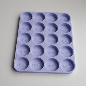 Può includere: Una tazza di ceramica bianca con manico nero e la scritta "But First, Coffee" in grassetto nero. La tazza è posta su uno sfondo neutro, che ne evidenzia il design semplice.