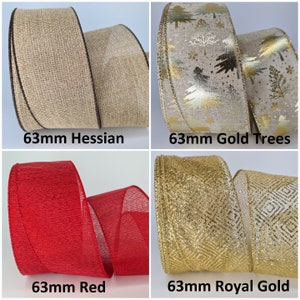 Op de afbeelding: Vier rollen lint, elk 63 mm breed, in verschillende kleuren en patronen. De linten zijn:  Hessian, Gold Trees, Rood en Royal Gold.