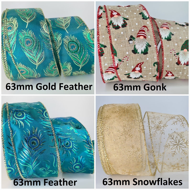 Op de afbeelding: Vier rollen lint, elk 63 mm breed, met verschillende patronen. De eerste rol is tealblauw met gouden glitter pauwenveren. De tweede rol is bruine jute met rode en witte gnomen. De derde rol is tealblauw met gouden glitter pauwenveren. De vierde rol is een doorschijnend wit lint met gouden glitter sneeuwvlokken.