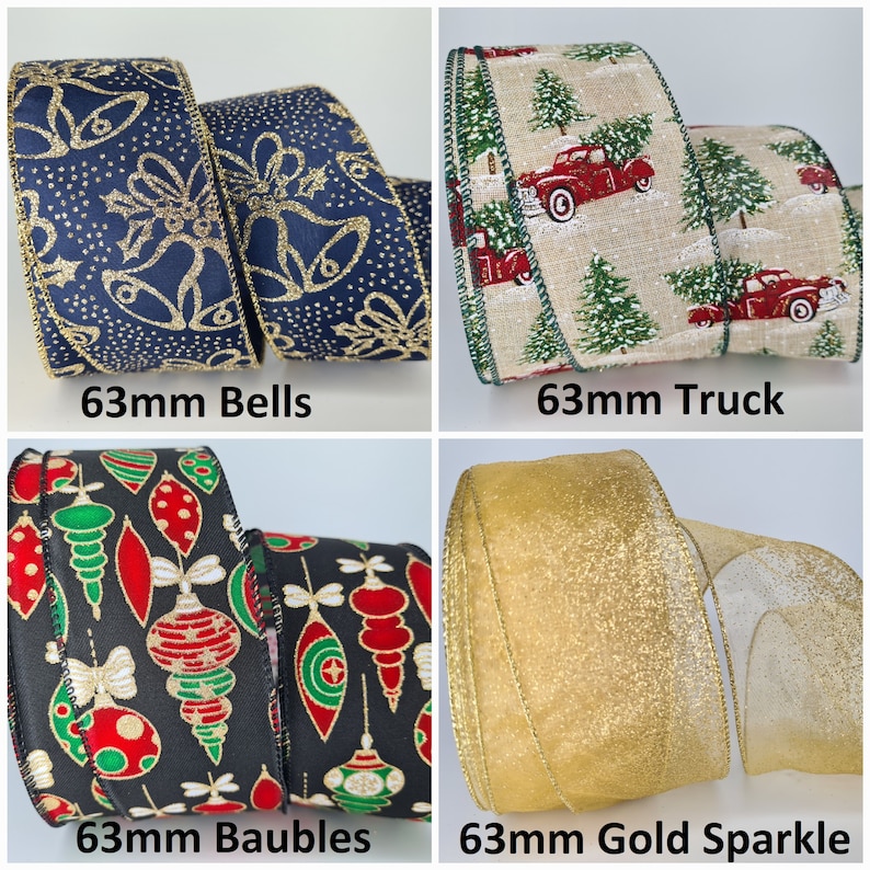 Op de afbeelding: Vier rollen kerstlint van 63 mm breed. De linten hebben verschillende ontwerpen: gouden bellen op een donkerblauwe achtergrond, een rode vrachtwagen op een beige achtergrond, rode en groene kerstballen op een zwarte achtergrond en gouden glitter op een doorschijnende gouden achtergrond.