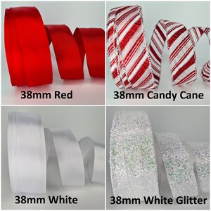 Op de afbeelding: Vier rollen lint in verschillende kleuren en patronen. De linten zijn 38 mm breed. De linten zijn rood, wit, candy cane en wit met glitter.