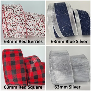 Op de afbeelding: Vier rollen van 63 mm breed lint in verschillende patronen. De eerste rol is wit met rode bessen, de tweede is blauw met zilveren glitter, de derde is rood en zwart geruit en de vierde is zilver.