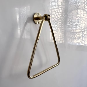 Suporte de toalha de latão, toalheiro triangular de latão, suporte de toalha de mão para sala de pó, acessório de latão elegante, toalheiro de latão elegante para banheiro