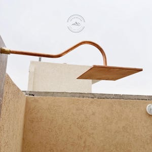 Sistema de ducha de cobre sin lacar con cabezal de ducha redondo plano y brazo arqueado, cabezal de ducha tipo lluvia de latón macizo con extensión