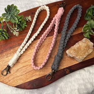 Pulsera trenzada/ Cordón Macramé con soporte para llavero/ Regalo para ella/ Boho