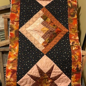 Herfst gequilte tafelloper, quiltstuk, uitgesneden quiltstuk, hergebruikt, primitief, knutselen, tafelmat, onafgewerkte zijkanten, pompoenen