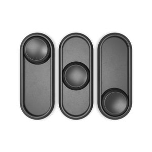 Puede incluir: Tres interruptores deslizantes de forma oblonga de color gris oscuro con extremos redondeados. Cada interruptor tiene un bot&oacute;n circular que se puede mover hacia arriba o hacia abajo. Los interruptores est&aacute;n sobre un fondo blanco.