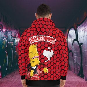 Könnte beinhalten: Roter Hoodie mit einem Wabenmuster und einer Comicfigur, die eine rot-weiße Jacke trägt und eine Zigarre raucht. Die Figur hält ein Glas Alkohol und auf dem Hoodie steht "Sackedwoods" und "202".