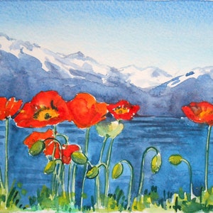 Lago in Svizzera con montagne e papaveri