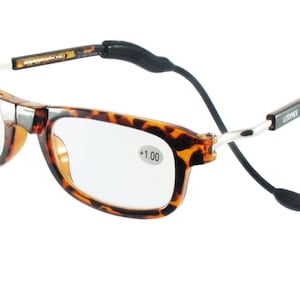 Peut inclure: Lunettes de lecture avec une monture à motif écaille de tortue et des verres transparents. Les verres ont un grossissement de +1,00. Les lunettes ont un cordon noir attaché aux branches. Les lunettes sont conçues pour être portées autour du cou.