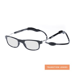 Może przedstawiać: Czarne okulary do czytania z elastycznymi, czarnymi zausznikami w kształcie pętli. Okulary mają przezroczyste soczewki przejściowe. Nazwa marki "LOOPIES" jest nadrukowana na zauszniku.