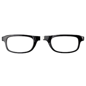 Peut inclure: Lunettes noires à monture rectangulaire, séparées au niveau du pont. Les verres sont transparents et les montures ont une finition brillante. Le design est moderne et minimaliste.