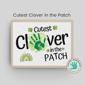 Puede incluir: Una manualidad imprimible para el Día de San Patricio para niños. El diseño presenta un trébol verde con una huella de mano en el centro, el texto "Cutest Clover in the Patch" y un arcoíris.