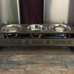 Elevated Triple Feeder for Dogs, Personalized Tilted Food Bar for Multiple Dogs Households, Raised Dog Feeding Station with 3 Bowls gray barrel