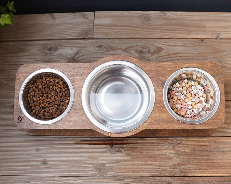 triple stand for cats with one middle larger bowl for water