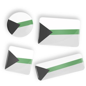 Puede incluir: Cuatro botones de diferentes tamaños con un triángulo negro, una franja verde y un fondo blanco. Los botones son perfectos para agregar un toque de personalidad a tu ropa, bolsos u otros accesorios.