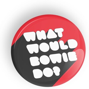 以下が含まれることがあります： 白文字で「WHAT WOULD BOWIE DO?」と書かれた赤と黒のボタン