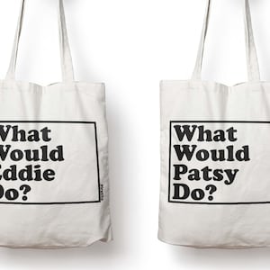 Peut inclure: Deux sacs fourre-tout en toile blanche avec des poignées noires. Le sac de gauche porte l'inscription "What Would Eddie Do?" imprimée en noir. Le sac de droite porte l'inscription "What Would Patsy Do?" imprimée en noir.